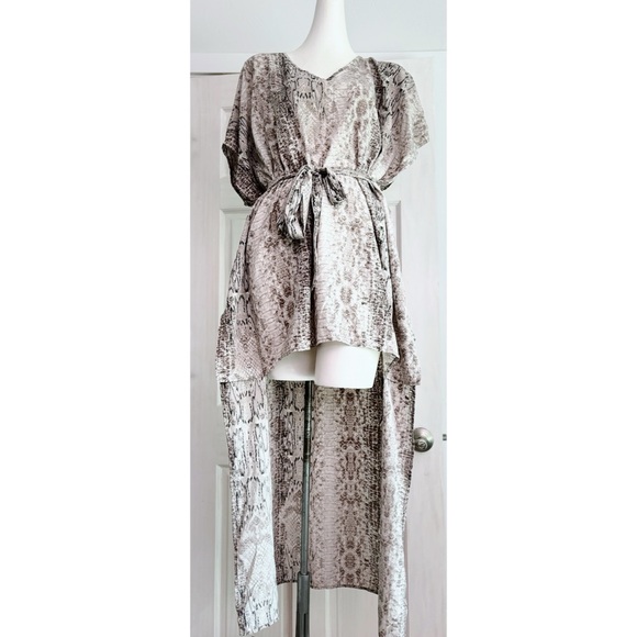 MOVING Must Go!
NWOT entro High/Low Caftan Snake Pattern Small Excellent Cond - Picture 2 of 6